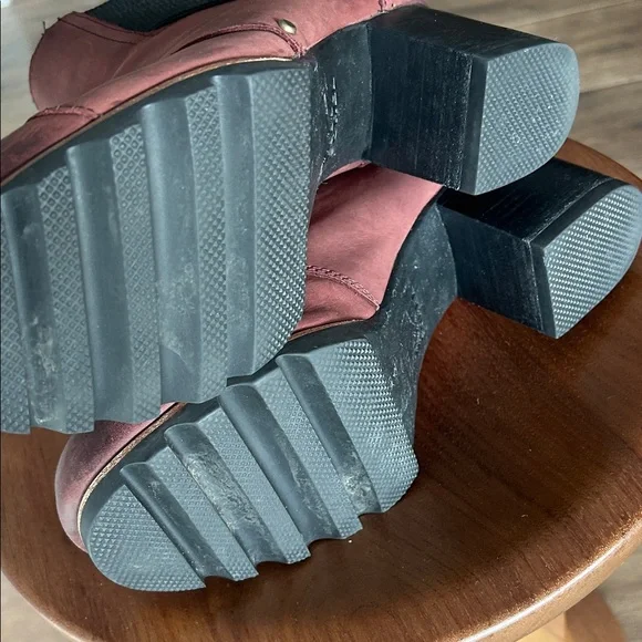 Sorel Maroon Ankle Boots with Black Accents - Picture 5 of 5